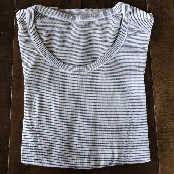 lululemon athletica Tops - EUC Lululemon swiftly blk/wht stripe size 8